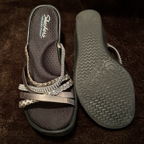 🖤PRICE DROP🖤Sketchers Memory Foam Sandals 2 inch heel. Excellent SIZE 10 🖤🩶 - Picture 5 of 6